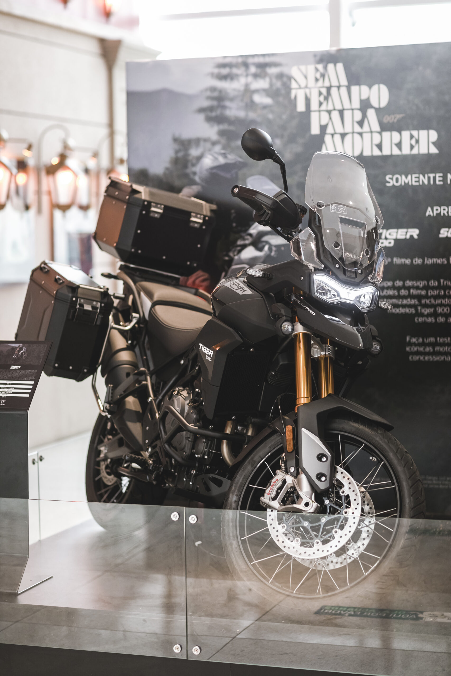 Triumph expõe, em São Paulo, modelos de motocicletas que são usadas na produção do novo filme do agente 007