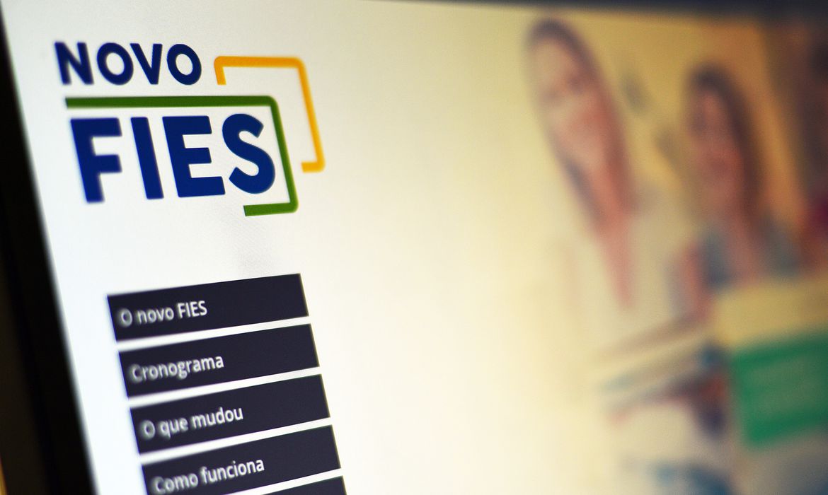 Senado aprova suspensão de pagamentos do Fies até o fim do ano