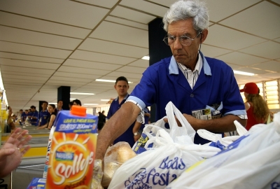 Aposentados encontram no supermercado oportunidade para continuarem na ativa