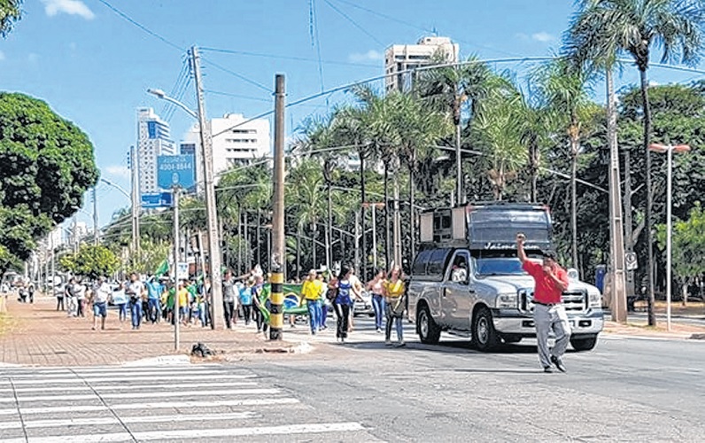 Manifestantes protestam contra corrupção e defendem militares