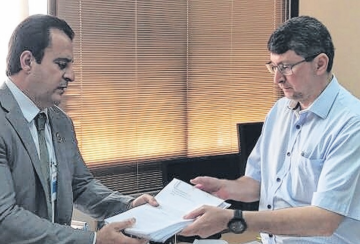 Senador toma a ofensiva