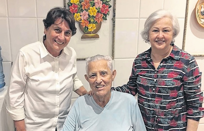 Após internações, Roriz aparece sorridente