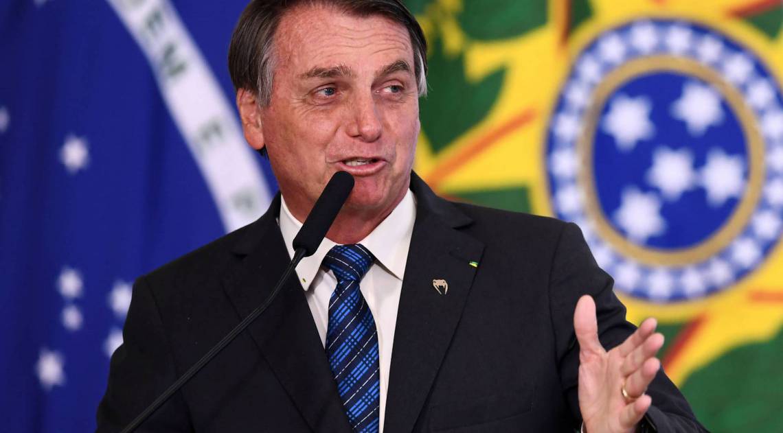 Proposta de Bolsonaro em trazer voto impresso, carrega um perigo golpista, diz especialista político