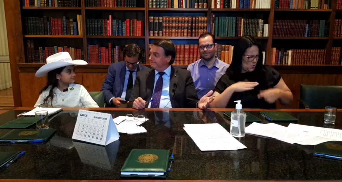 Presidente Bolsonaro  faz piadas sobre gordo e misoginia durante live