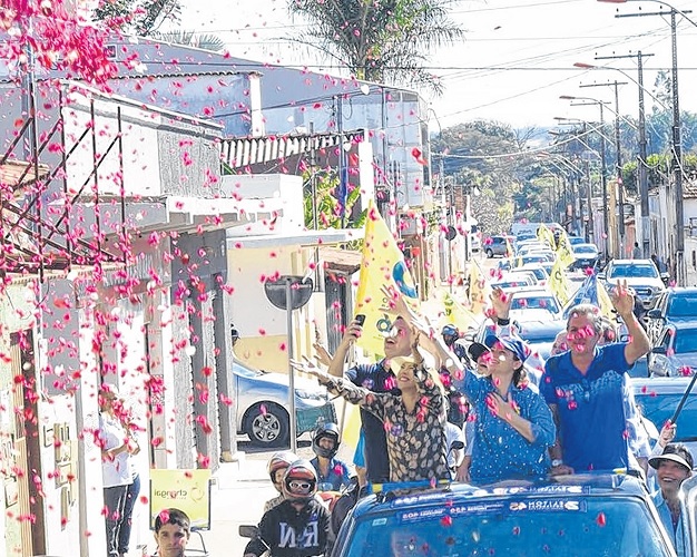 Valéria e Fabrina são recebidas com chuva de rosas em Guapó