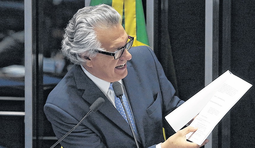 Caiado colhe assinaturas para projeto que reduz o preço do gás de cozinha
