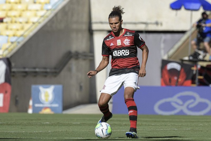 De volta ao Rio, Willian Arão pede atenção à defesa do Flamengo: 'Vamos melhorar'