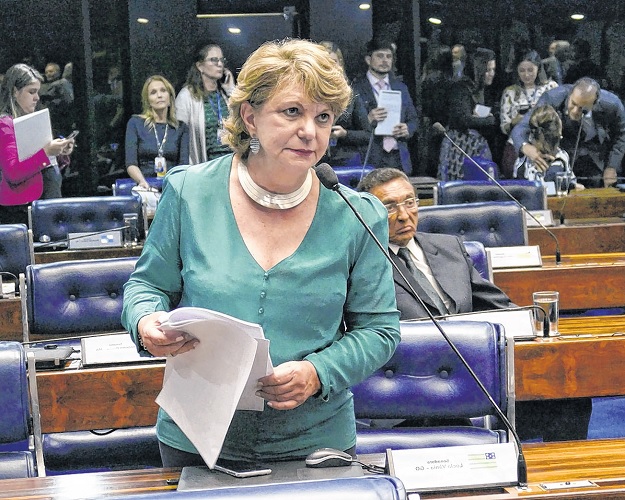 Lúcia Vânia está entre os sete que compareceram a 100% das sessões