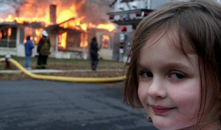Meme da “Garota do desastre” em incêndio é vendido por R$ 2,6 milhões