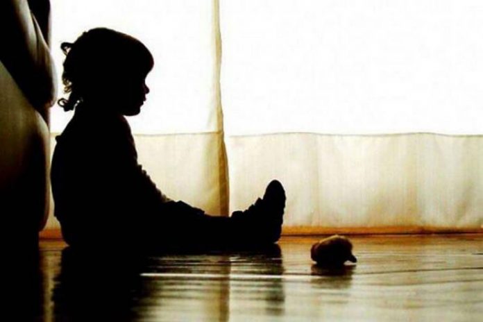 Jovem é indiciada por facilitar o estupro do filho de 1 ano e 8 meses