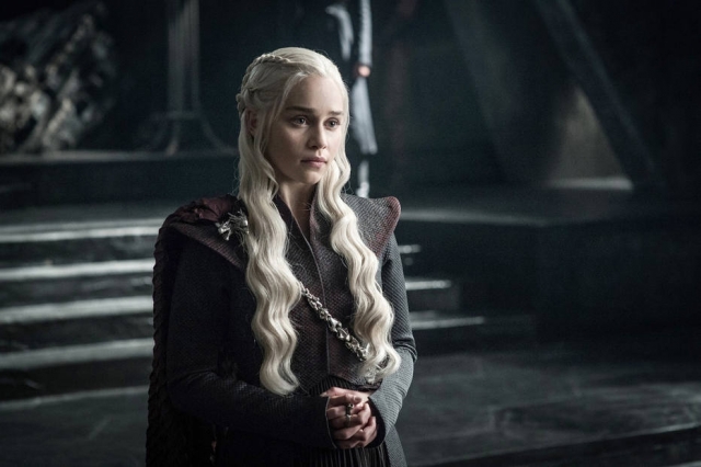 Atriz Emilia Clarke tatua dragões de ‘Game of Thrones’ no pulso e repercute na Internet