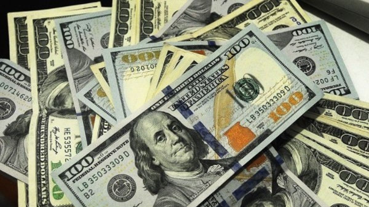 Dólar cai com início de vacinação contra covid-19 nos EUA; IBC-BR é monitorado