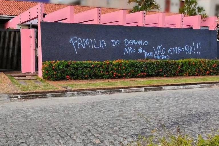 Muro de mansão de modelo casado com 8 mulheres é pichado: 'Família do demônio'