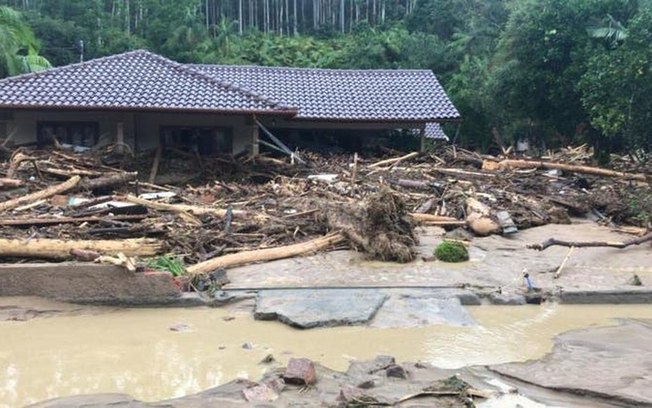 Chuva intensa causa mortes e alagamentos em Santa Catarina