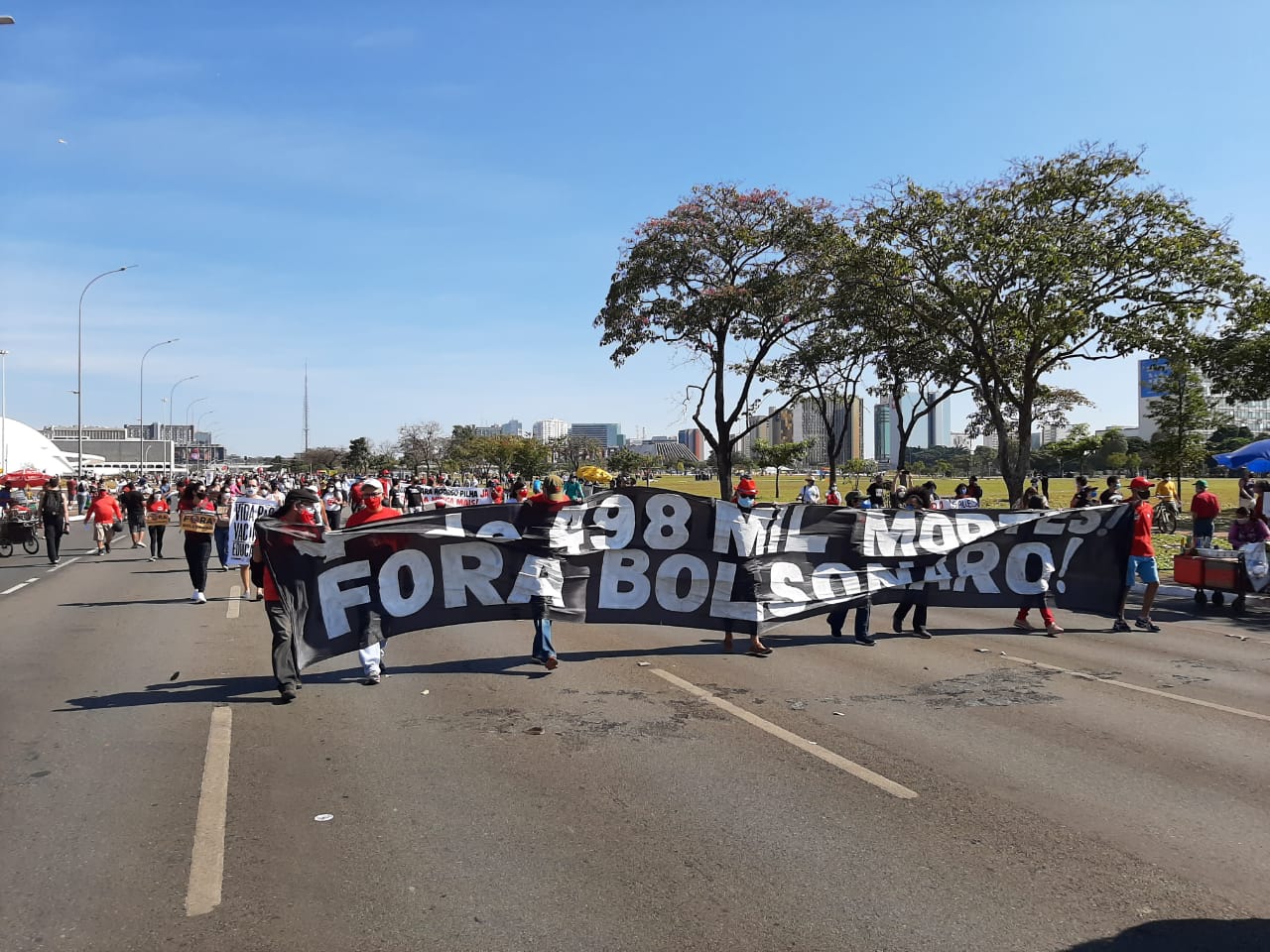 Cidades goianas fazem protesto contra o governo federal, neste sábado (19)