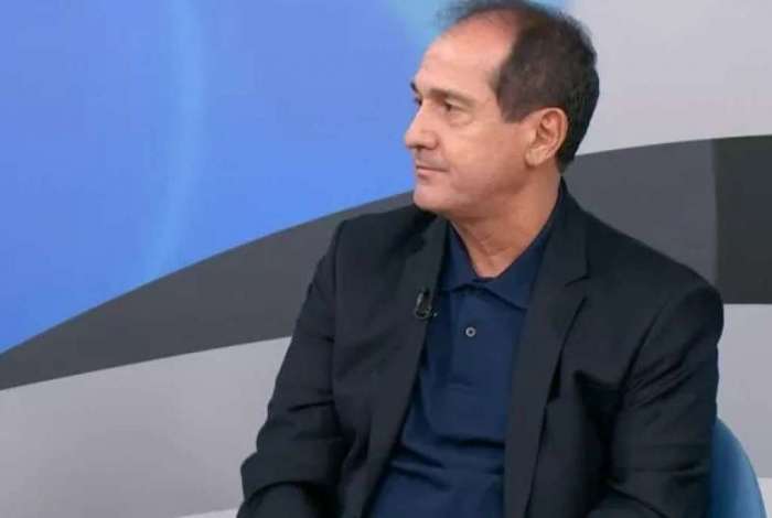 Ex-técnico, Muricy Ramalho, cai de cadeira no ‘Bem Amigos’ e torcedores brincam na internet