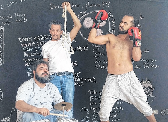 O teatro, o deboche e uma força