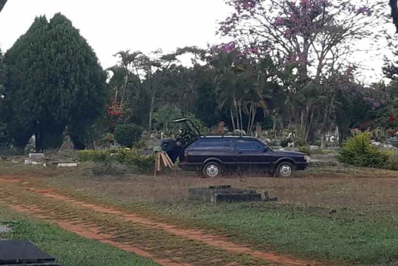 Polícia prende homem que furtava flores no cemitério para revender