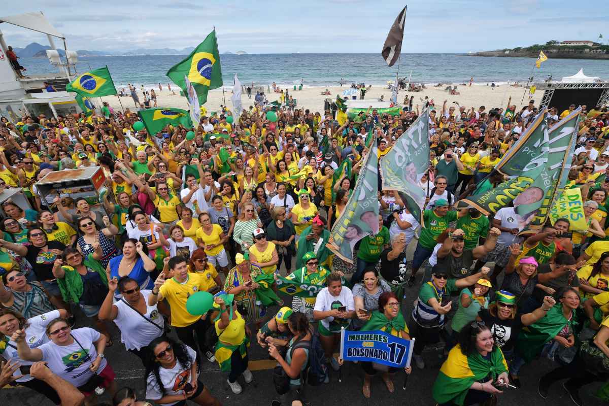 Em Copacabana, manifestantes pró-Bolsonaro ocupam faixa da Avenida Atlântica