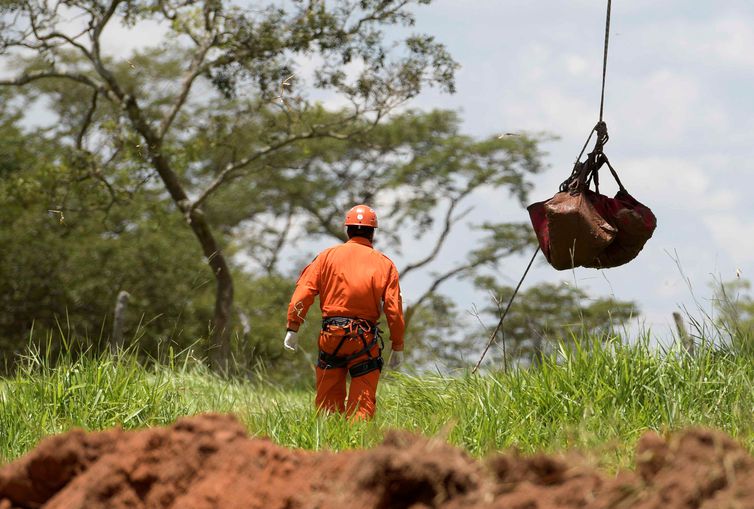 Bombeiros confirmam 157 mortos e 165 desaparecidos em Brumadinho