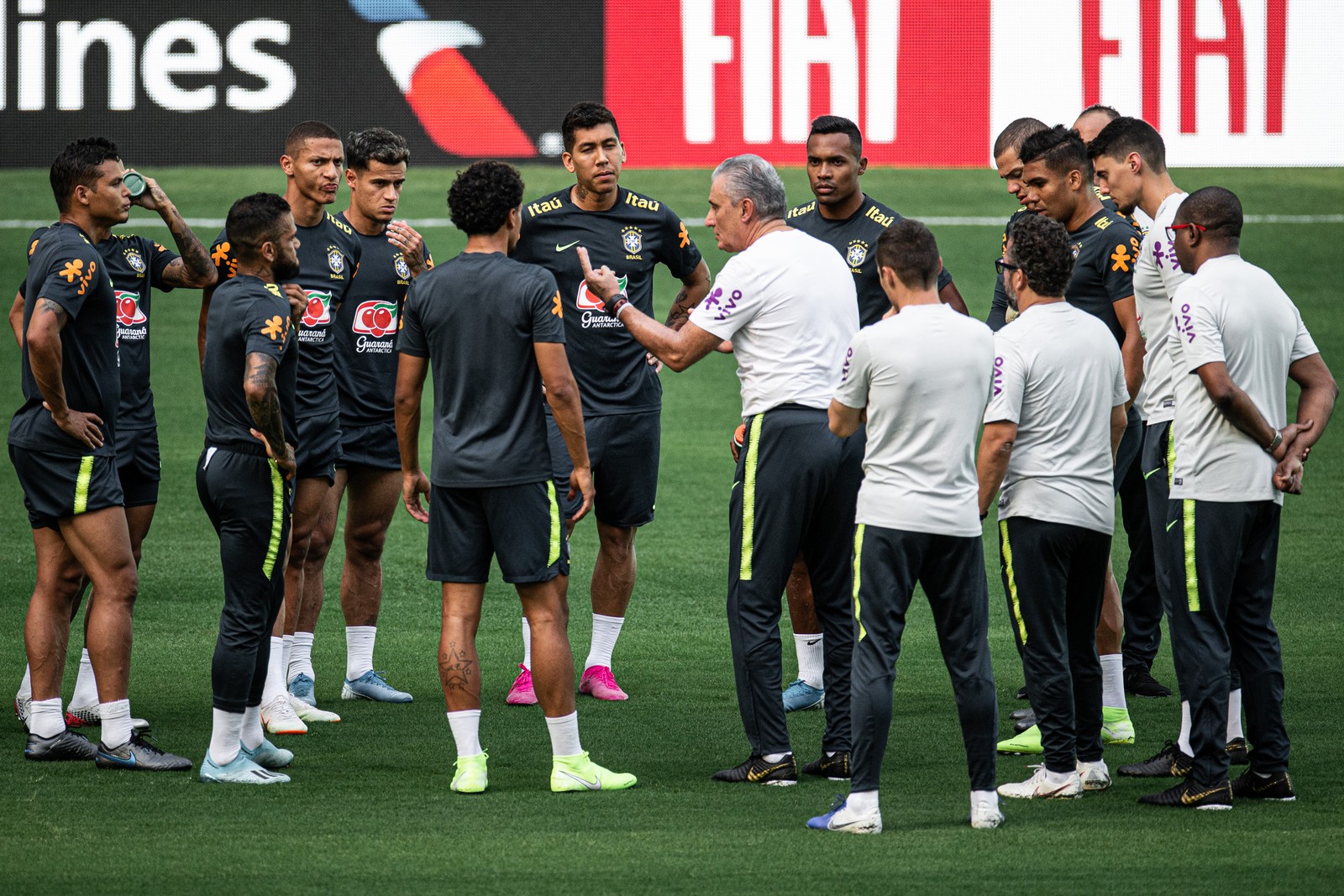 Brasil enfrenta Colômbia nesta sexta às 21:30