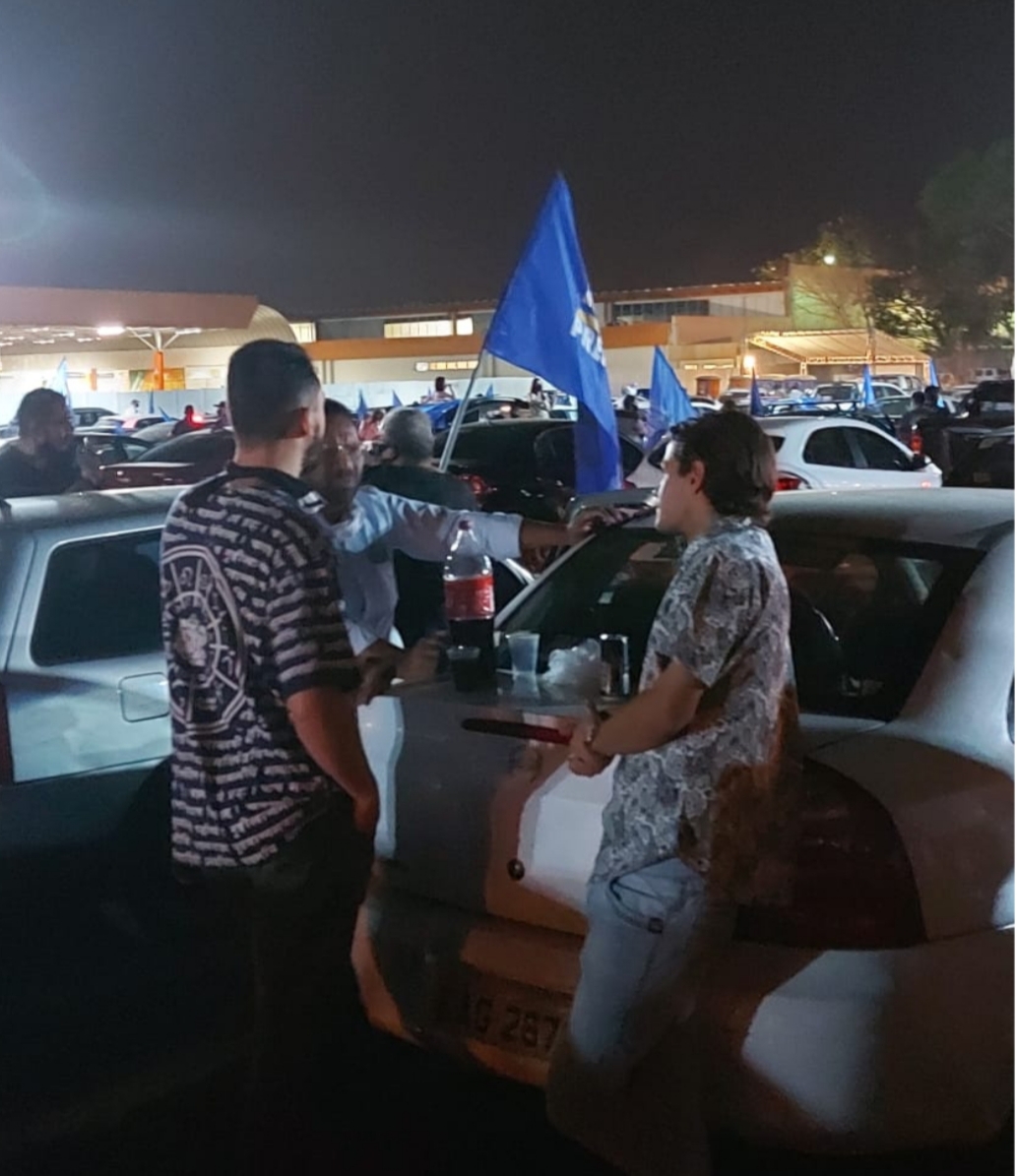 Fotos indicam aglomeração e riscos em convenção tucana