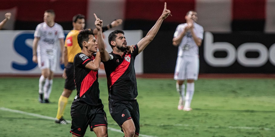 Atlético-GO encara Athletico-PR em confronto direto por vaga na Libertadores