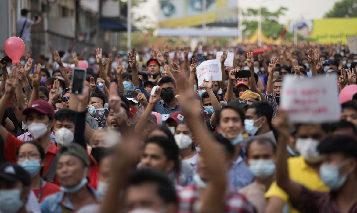 Freiras e padres cristãos se juntam a manifestantes pró-democracia de Mianmar