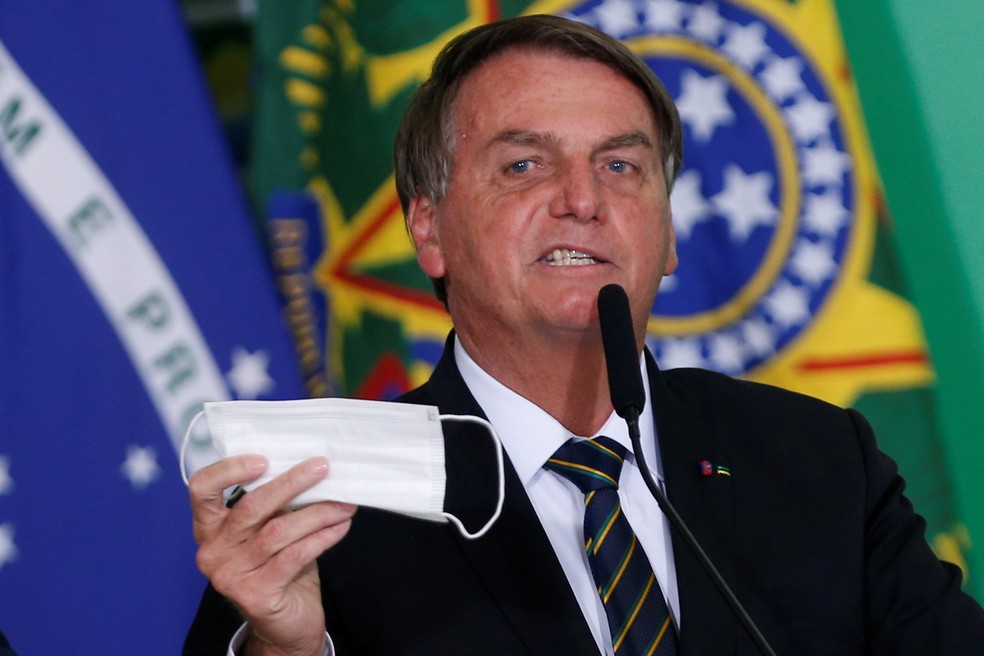 Bolsonaro é vaiado em avião comercial
