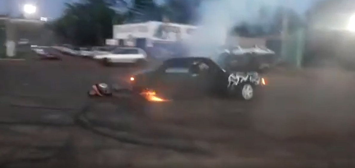 Homem é atropelado após cair de um carro durante evento de manobras