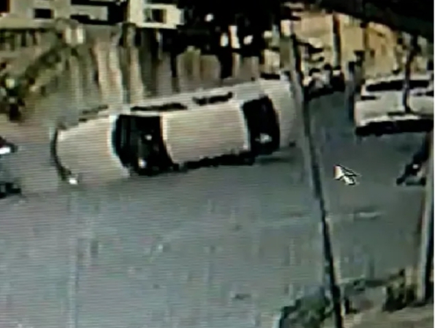 Motorista se distrai com celular, bate e capota carro em BH