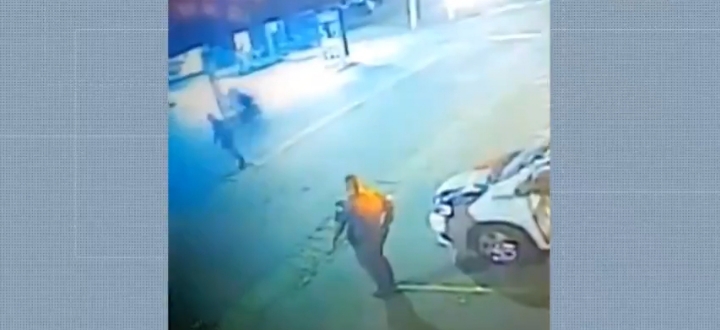Novas imagens mostram jovem batendo moto em poste após PM golpeá-lo com cassetete