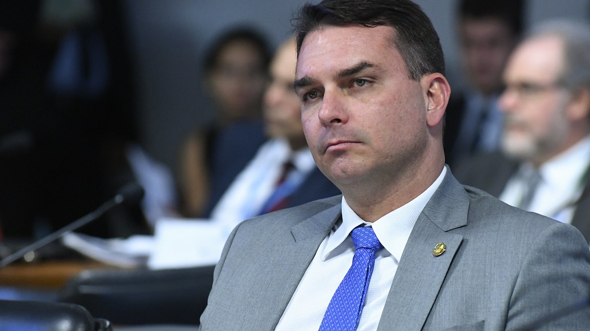 Gostosuras ou Travessuras? Funcionárias fantasmas de Flávio Bolsonaro recebiam generosas mesadas