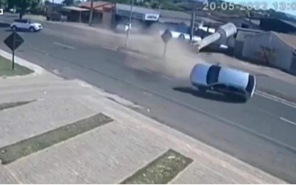 Carro roda na pista e capota após ser fechado por outro veículo em Iporá