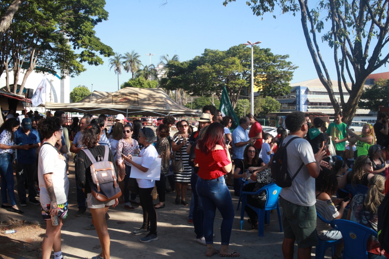 CUT faz ato em defesa da educação em Goiânia