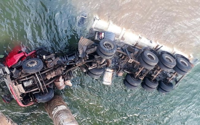 Caminhão cai de ponte de 53 metros que liga SP/PR e motorista morre