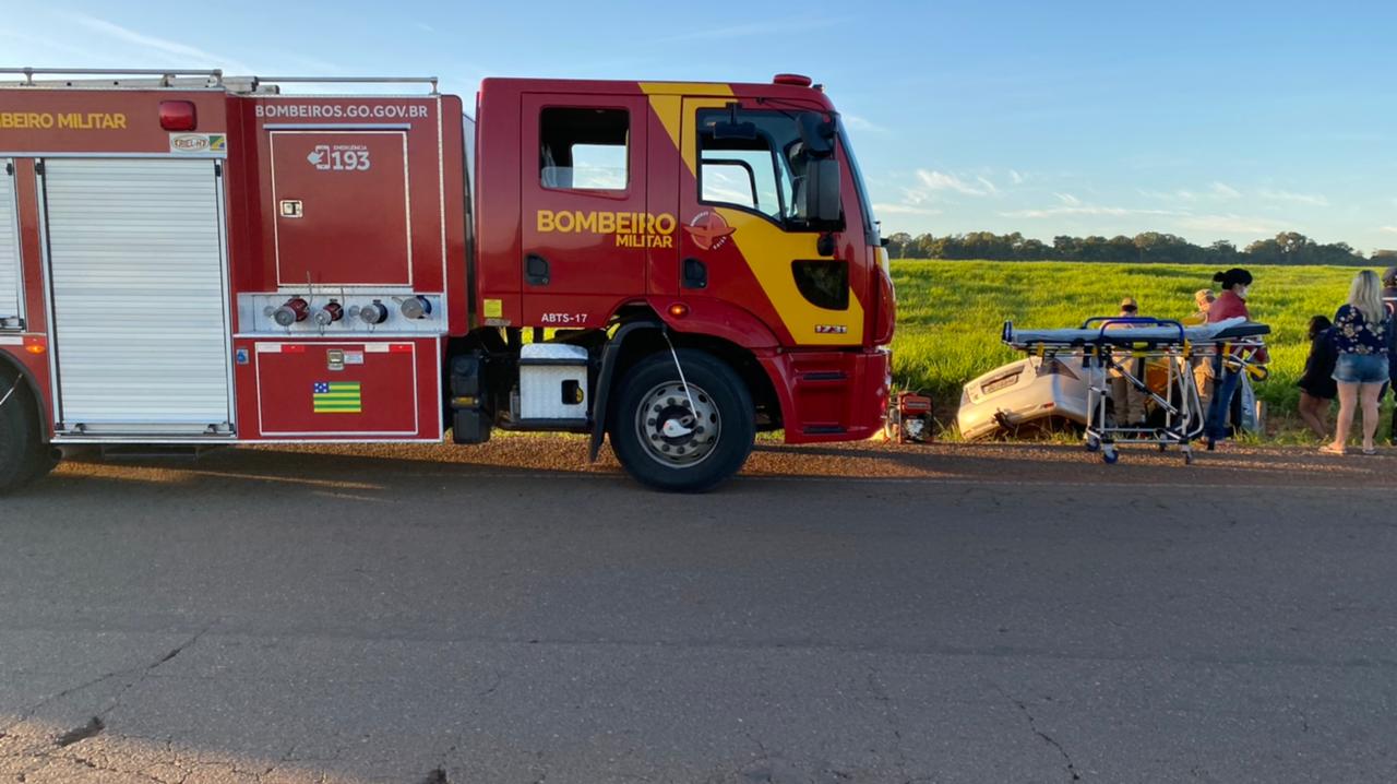 Bombeiros de Trindade socorrem vítima presa às ferragens em acidente na GO-156