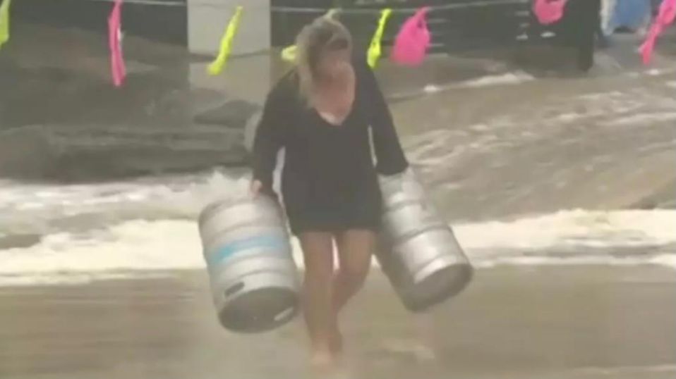 Mulher se joga ao mar para salvar barris de cerveja arrastados por chuva; veja o vídeo