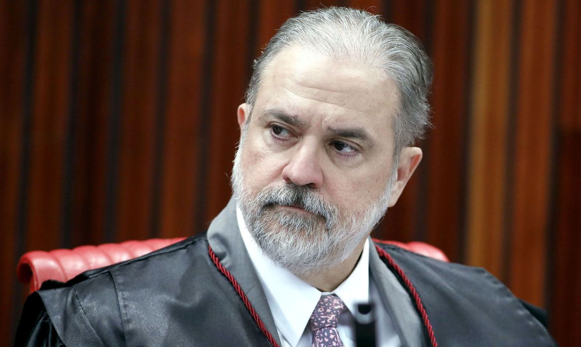 Aras atribui atrasos com CPI da Covid a HD desorganizado; Renan rebate