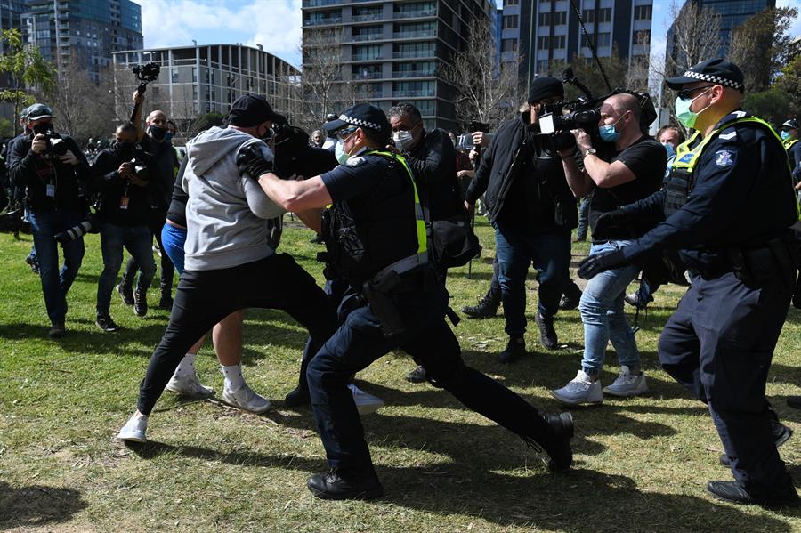 Austrália prende mais de 250 pessoas em protestos contra lockdown