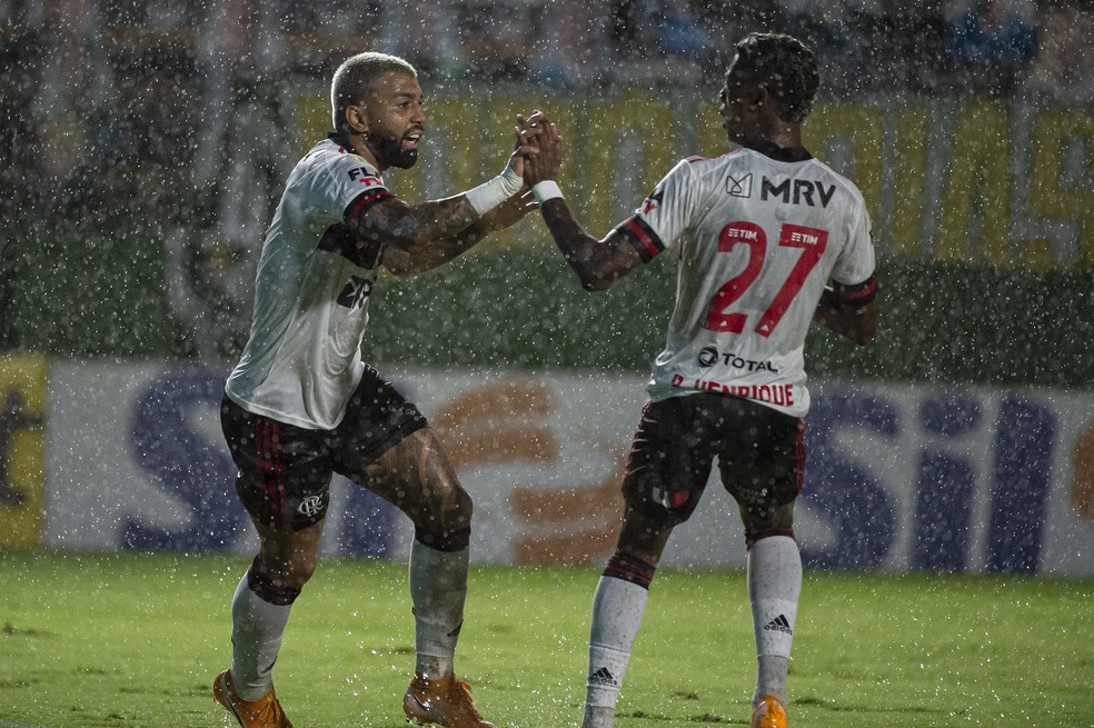 Flamengo vence o Goiás e entra no G-4