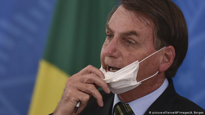 Bolsonaro tira a máscara e manda jornalista calar a boca durante entrevista em SP