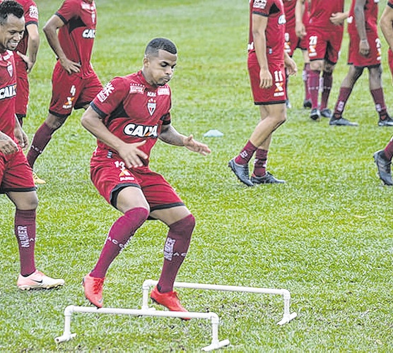 Jovem lateral comemora titularidade