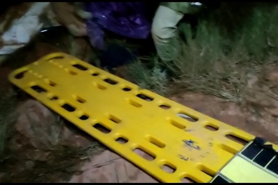 Carro despenca de ponte e motorista morre