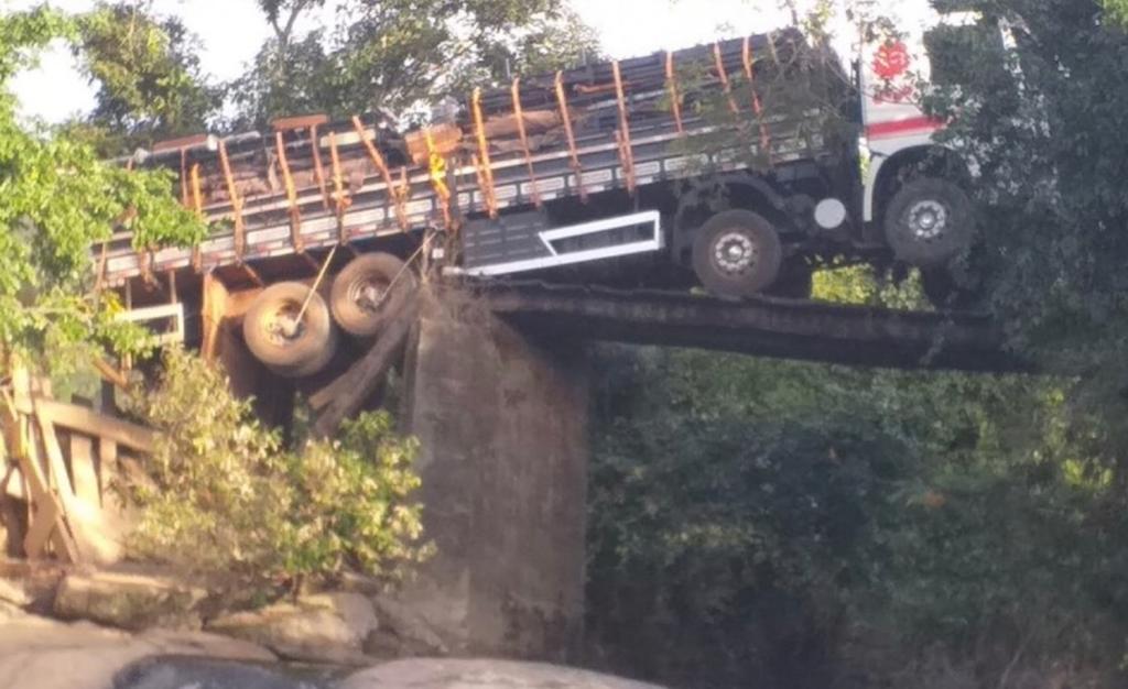 Caminhão fica pendurado após parte de ponte cair, em Rubiataba