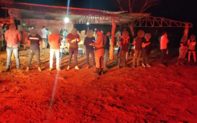 Em Jataí, fiscais acabam com festa clandestina e multam em até R$ 2 mil cada participante