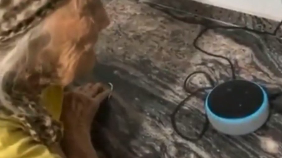 Vídeo: Idosa de 87 anos pede para Alexa tocar Amado Batista e se emociona