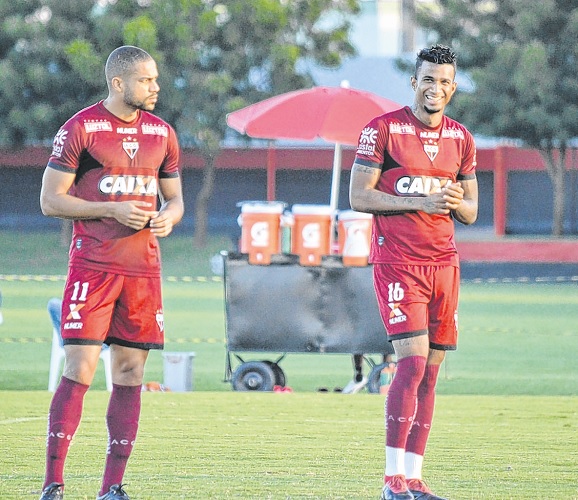 Zagueiro comemora volta ao time e números defensivos