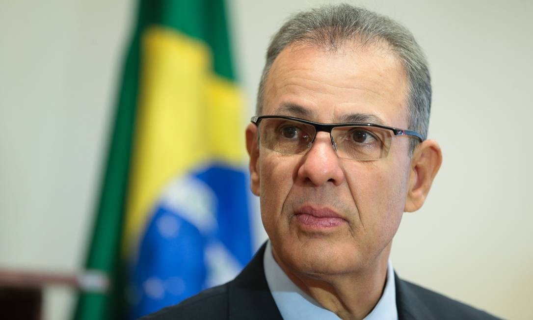 Ministro afirma que problema é 'complexo' e espera resolver em até 10 dias