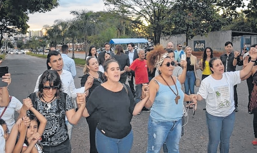 Katia participa de ato em memória aos adolescentes